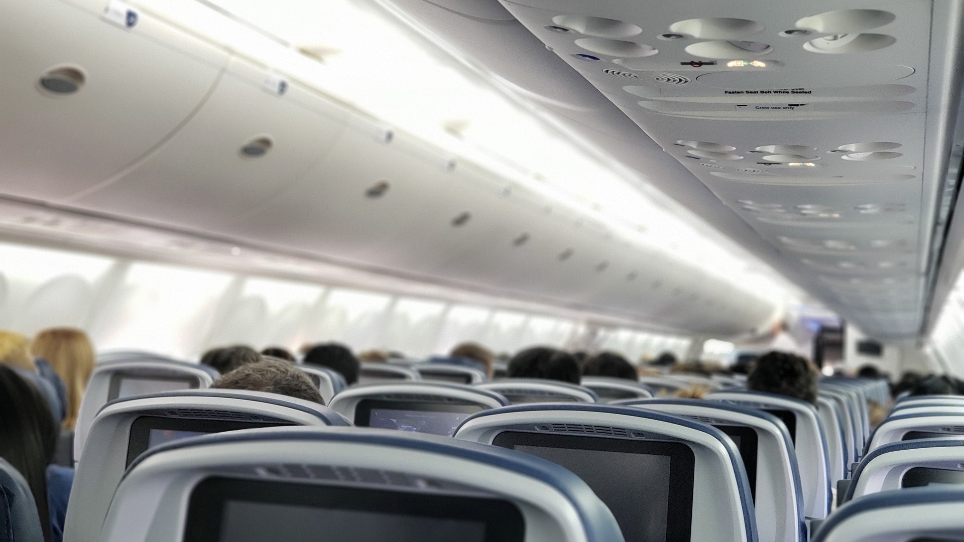 В Иркутске самолет задержали почти на 4 часа из-за шутки пассажира