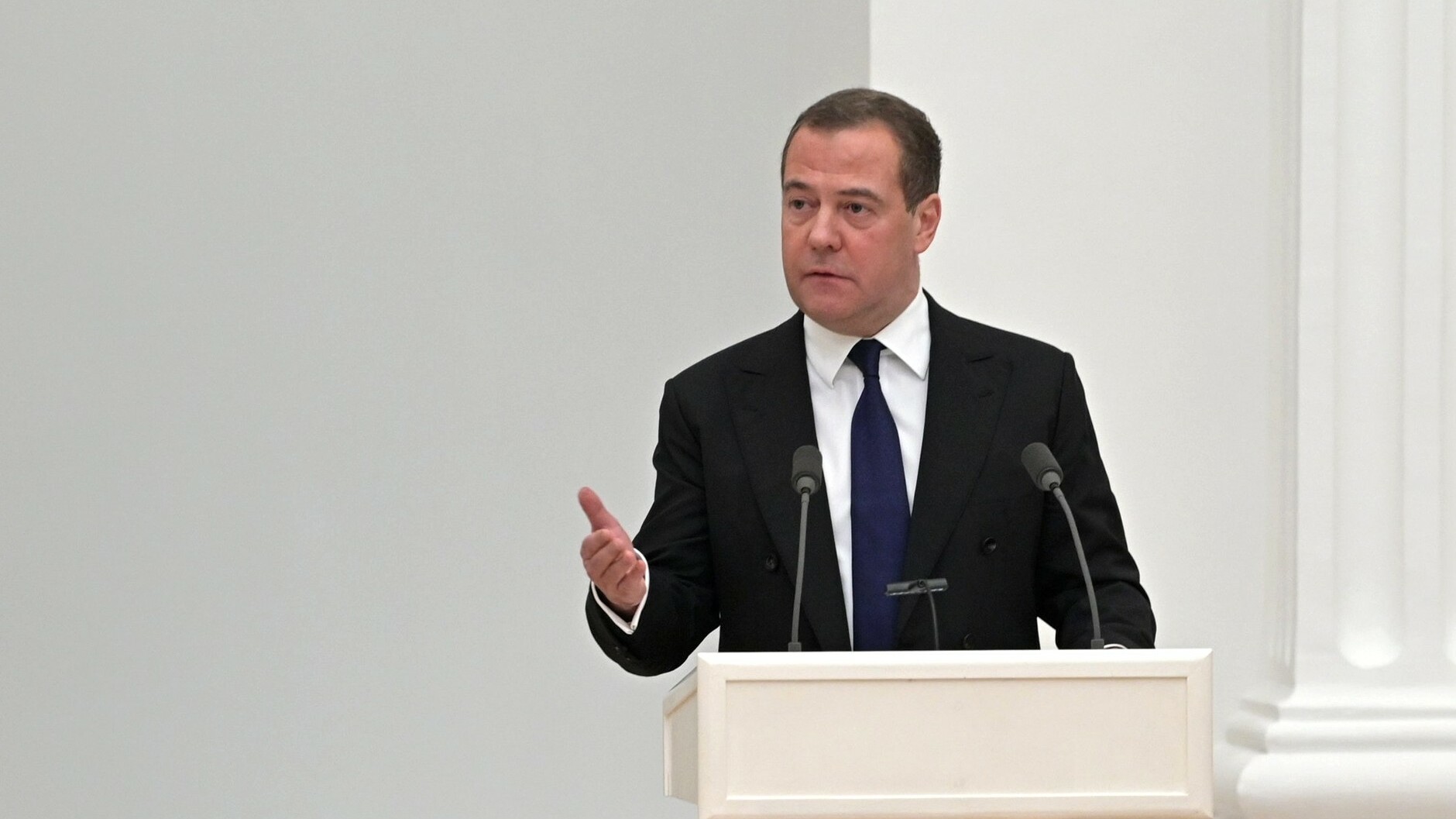 Медведев заявил об отсутствии у РФ красных линий для Франции