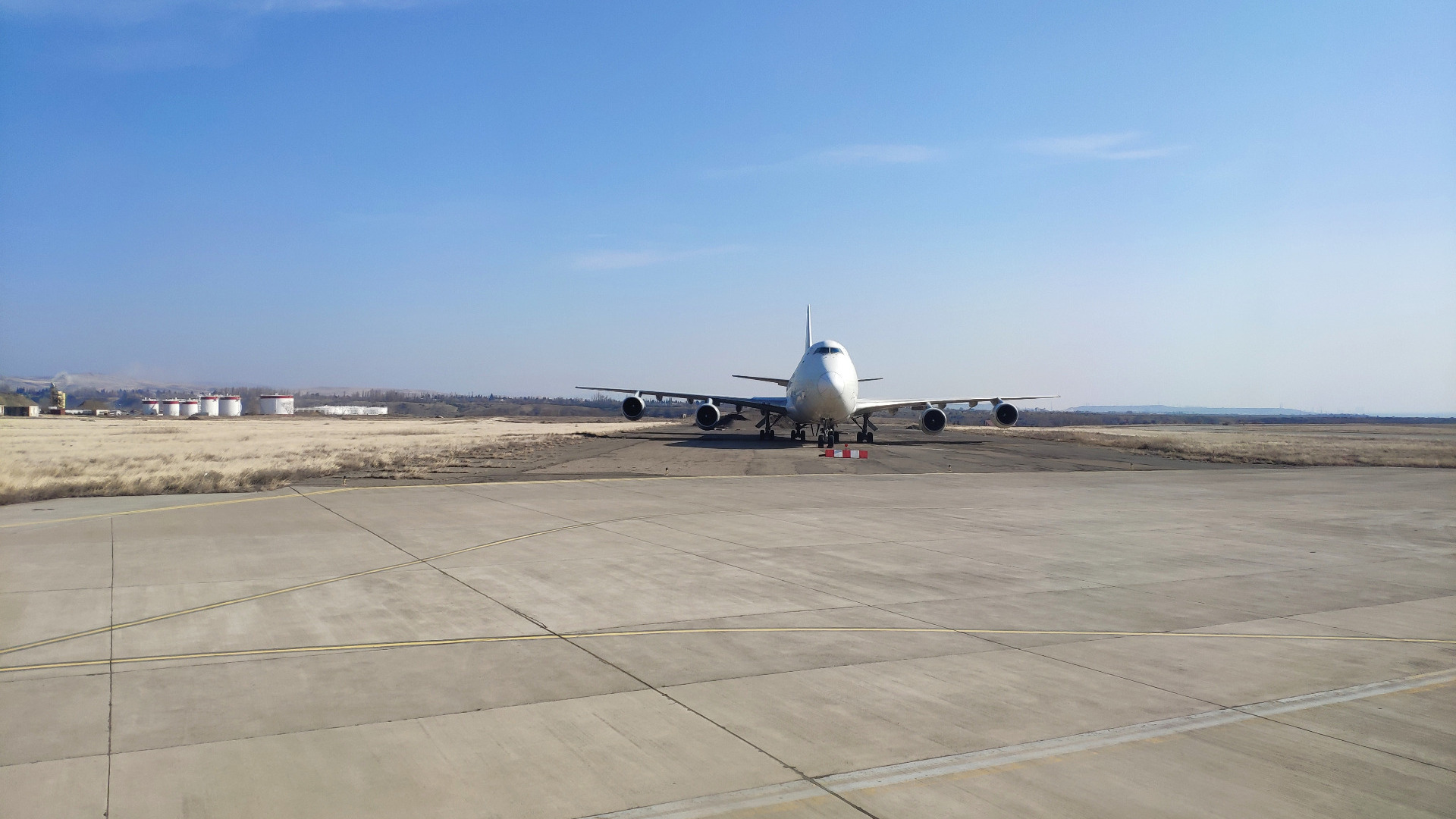 В аэропорту Сахалина самолет выкатился за пределы ВПП