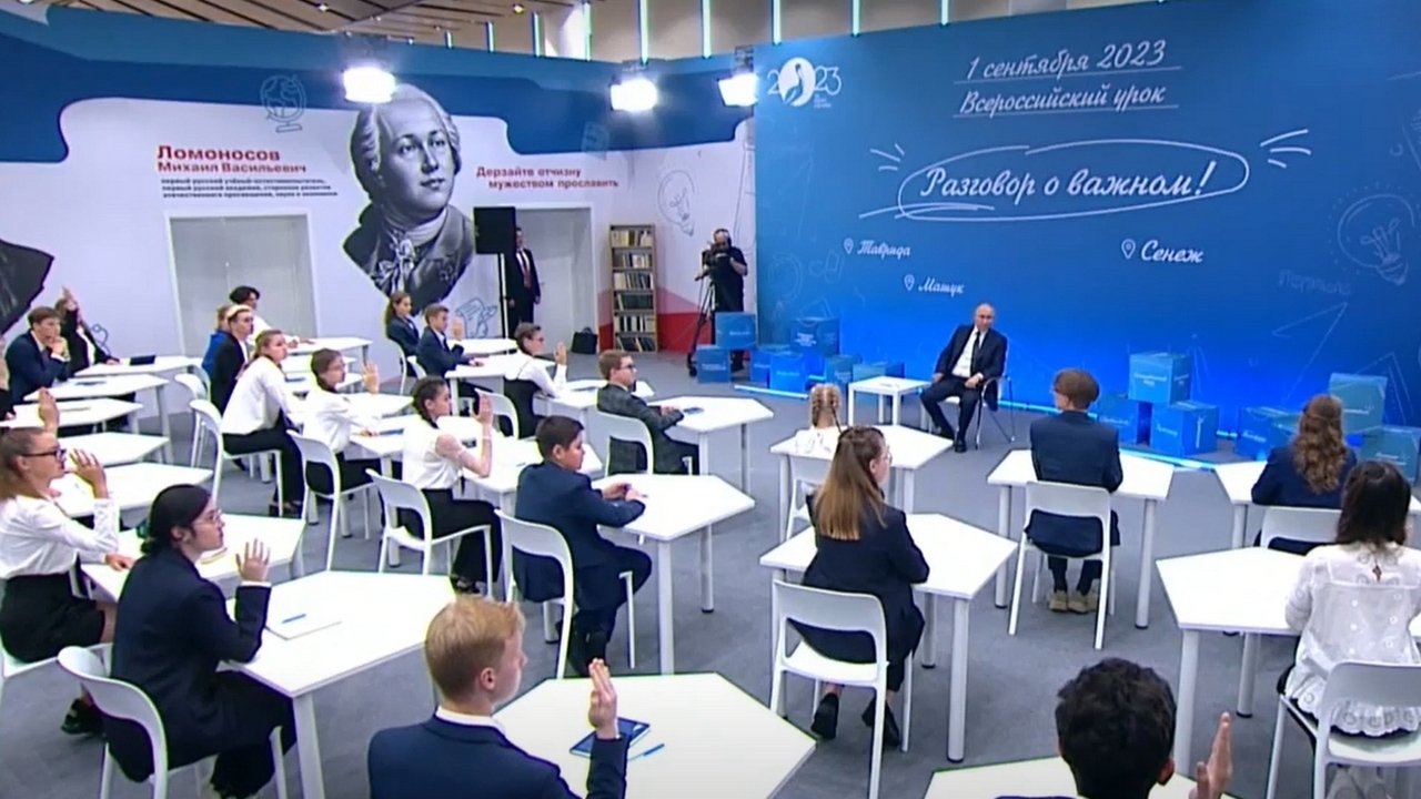 Петербургские школьники приняли участие в «Разговоре о важном» с Владимиром Путиным