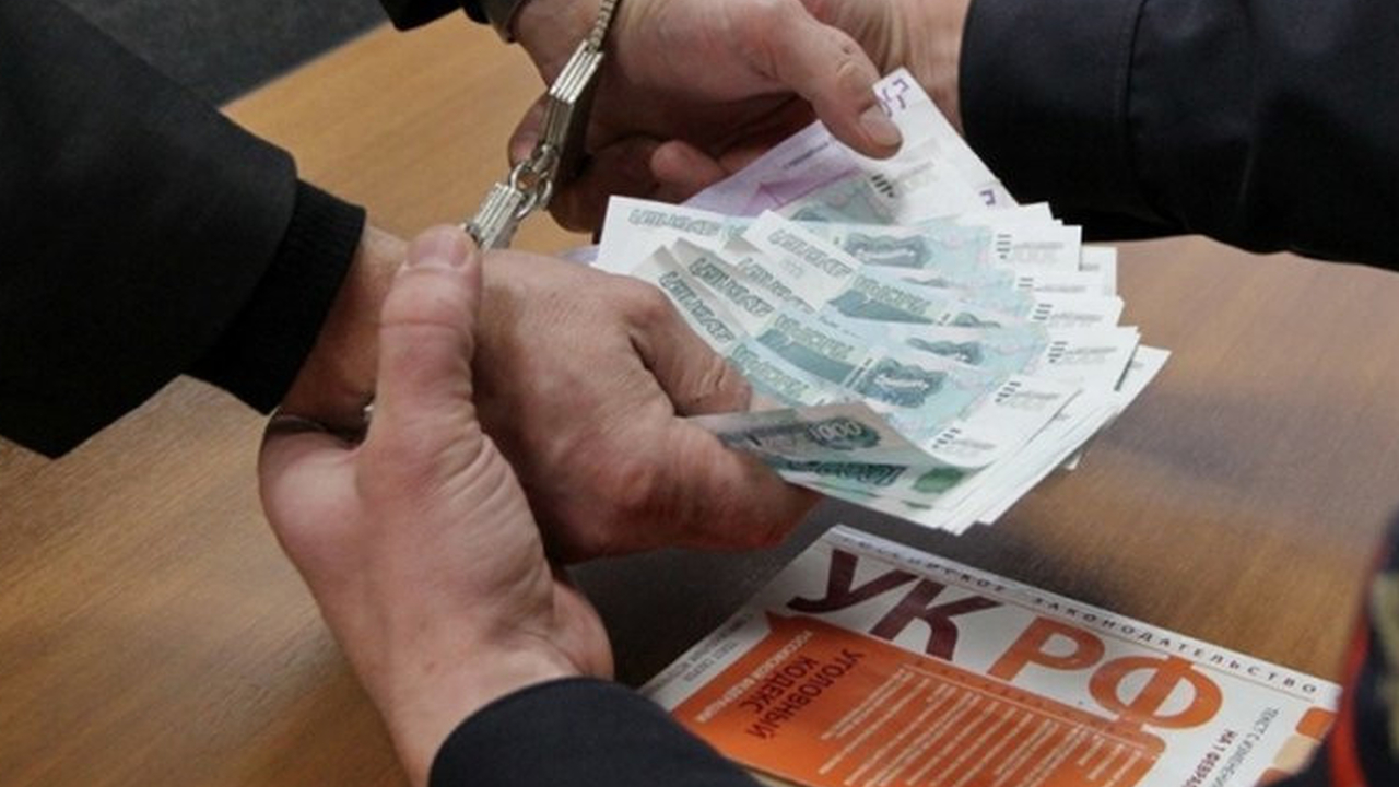 Сотрудника управления МВД на транспорте по Северо-Западному федеральному округу задержали за взятку в 20 млн рублей