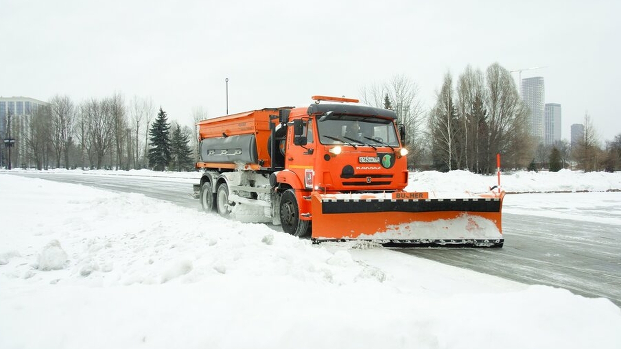 В Петербурге из-за снегопада и метели на улицах работают 700 дворников и 800 спецмашин