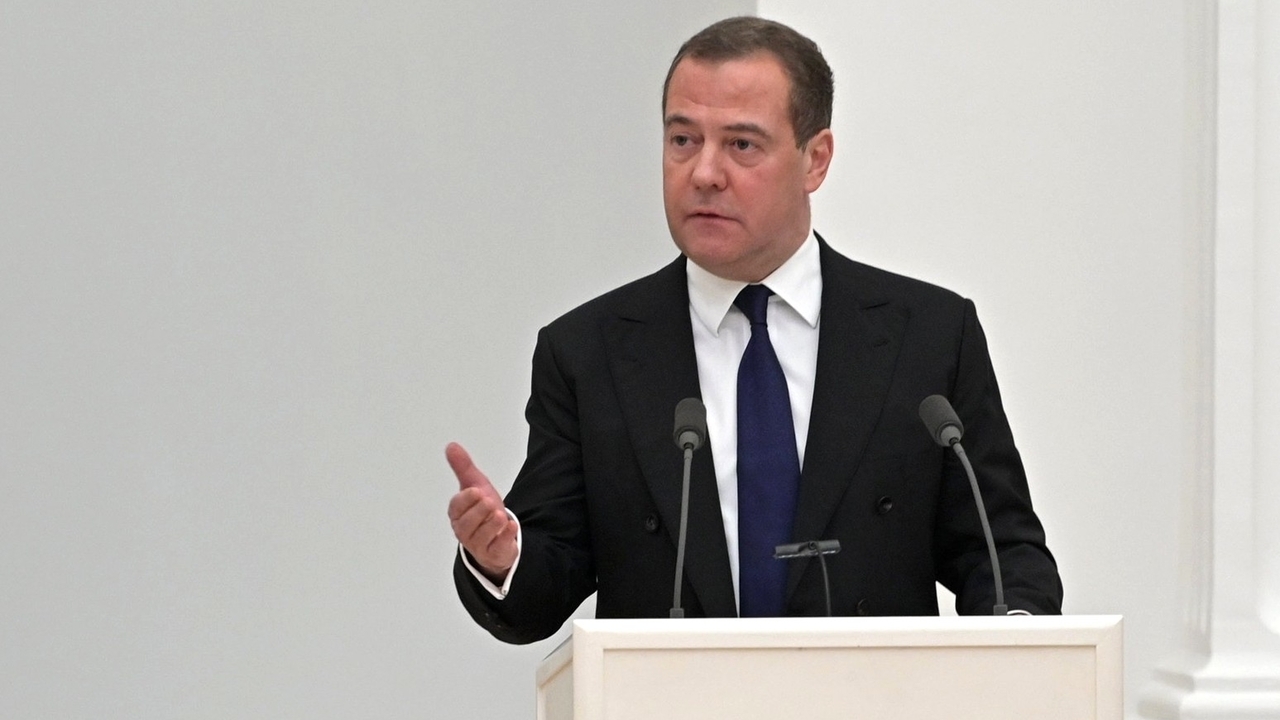 Медведев пригрозил «летящими в бундестаг средствами, ракетными и прочими» в случае ареста Путина