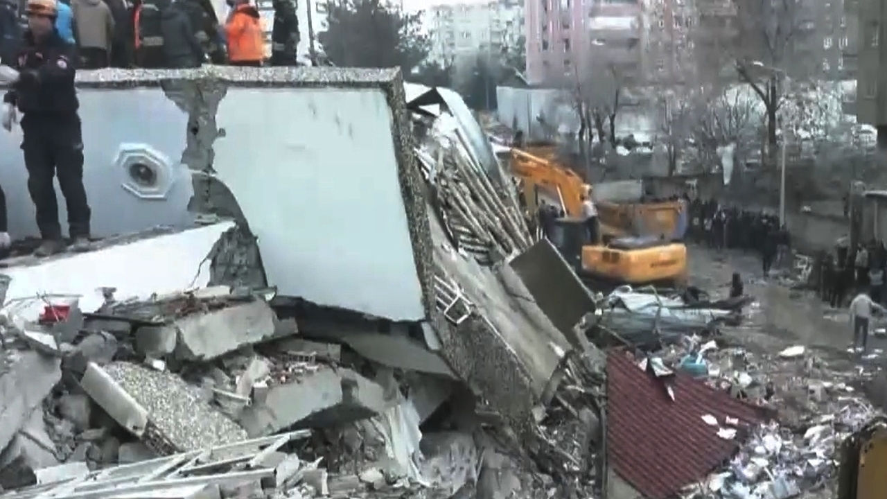 В Турции завершены спасательные работы в 9 из 11 пострадавших от землетрясений провинций