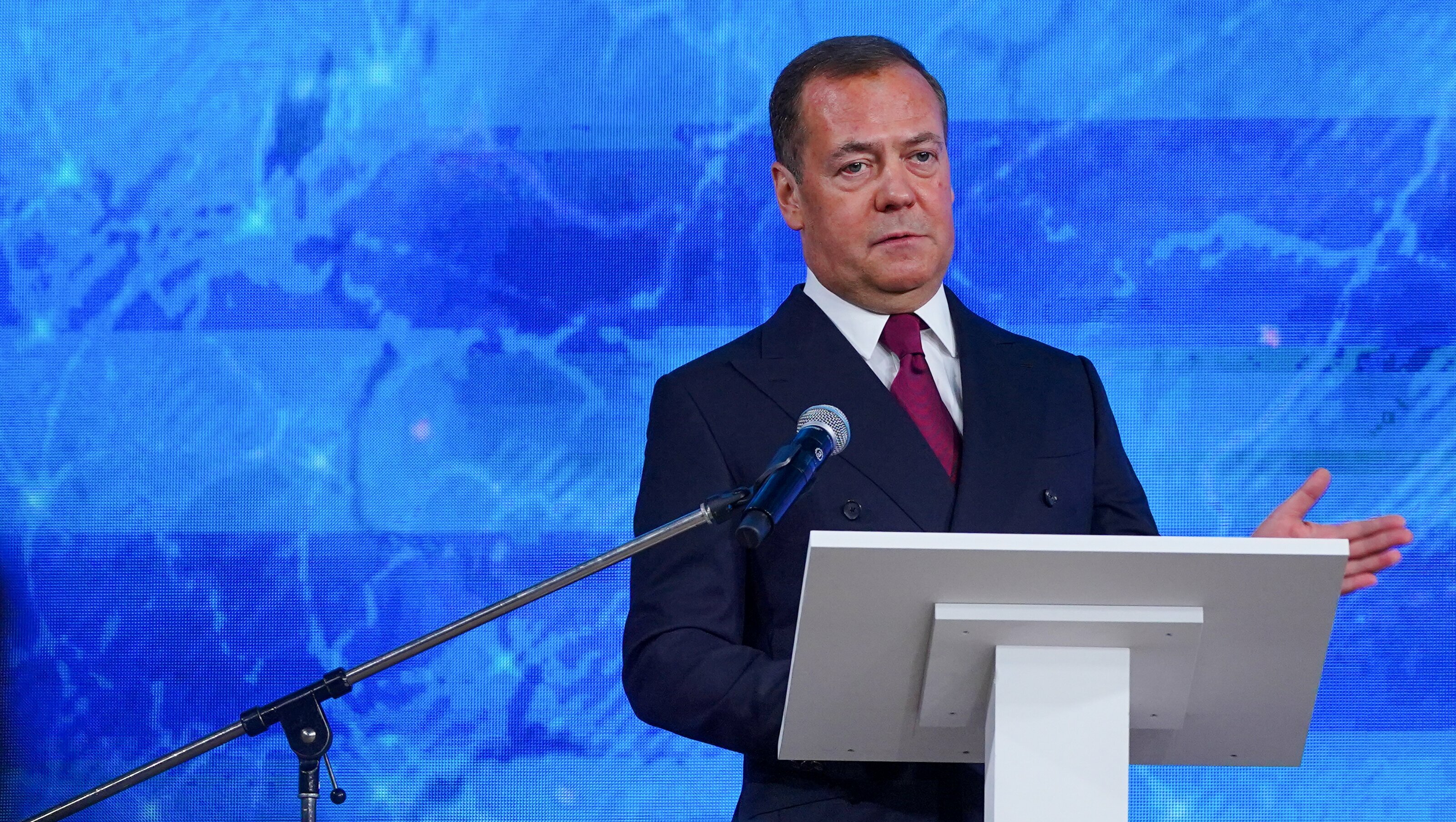 Медведев предупредил о возможном продлении санитарной зоны до Польши