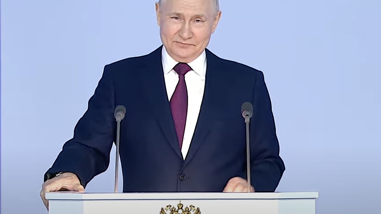 Путин назвал семью союзом мужчины и женщины, сославшись на Священное писание