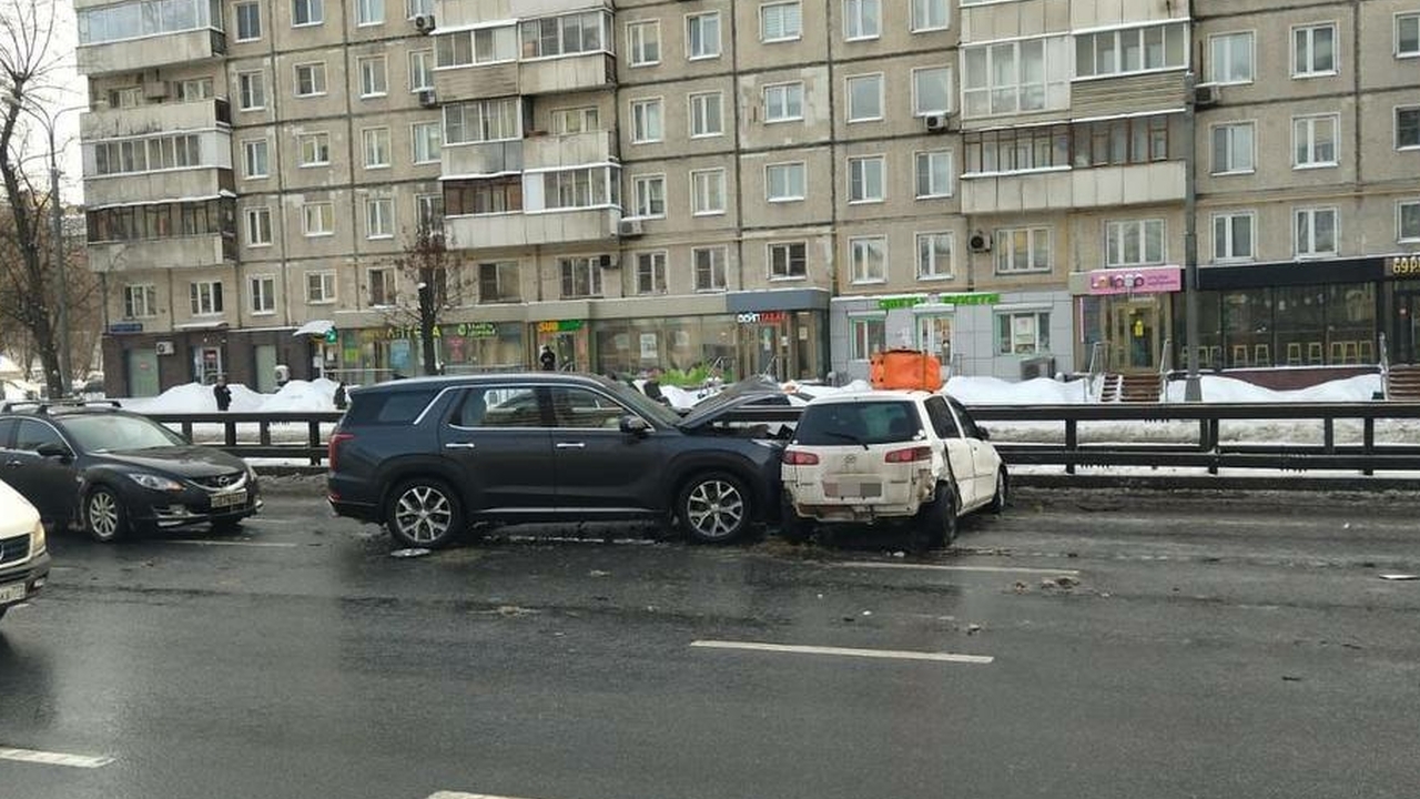 Пять человек пострадали в результате ДТП с участием трех автомобилей в Москве (фото)