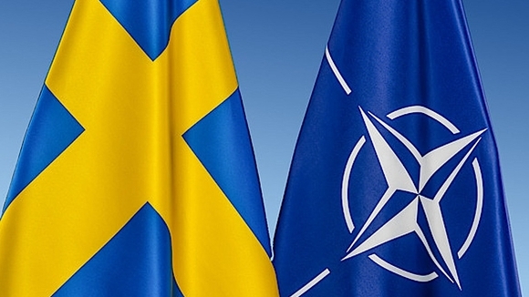 В штаб-квартире НАТО подняли шведский флаг (видео)