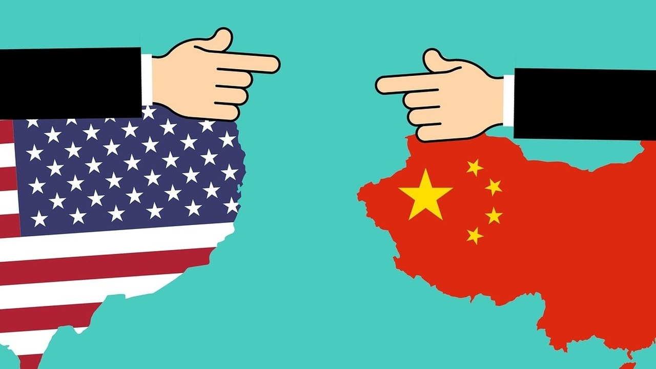 Китай улыбается США, не разжимая кулаки
