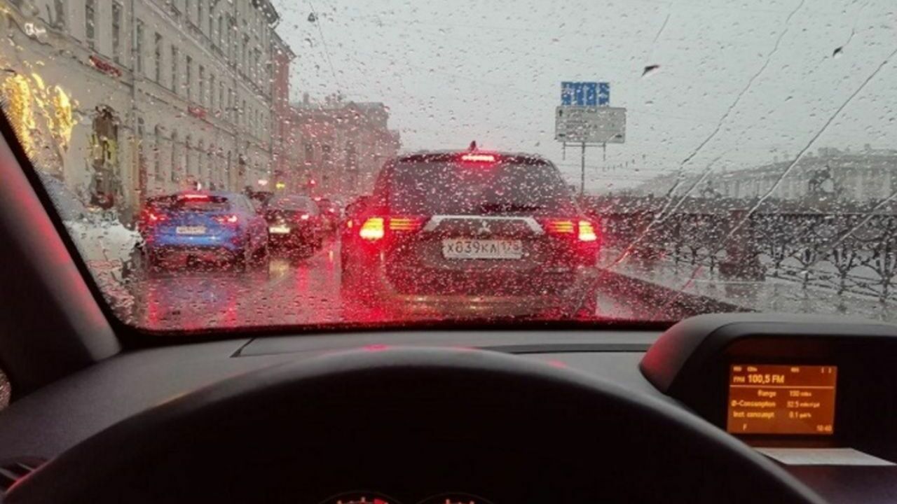 В Петербурге мокрый снег и гололедица