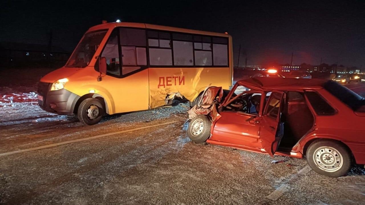 Девять человек пострадали в ДТП с участием школьного автобуса в Туве (фото)