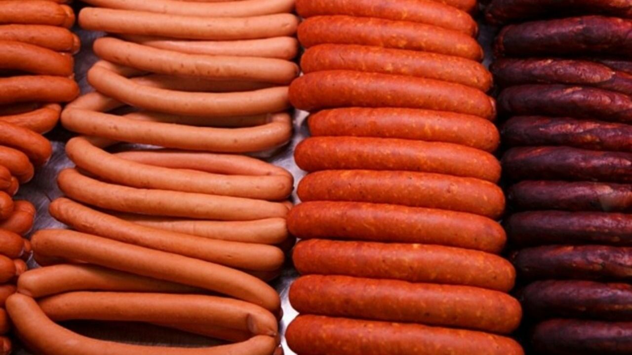 В ХМАО обнаружили в продаже сосиски и колбасу с вирусом африканской чумы свиней