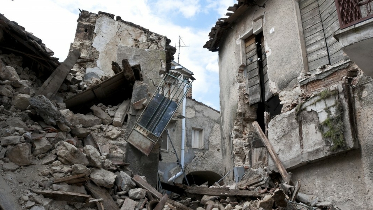 Число жертв землетрясения в Турции превысило 4,5 тыс. человек