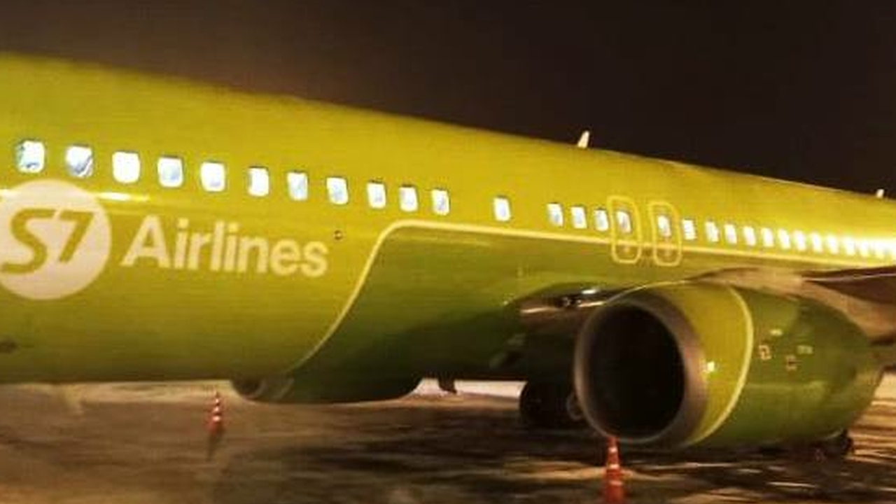 Самолет S7 экстренно вернулся в Новосибирск из-за неисправности двигателя