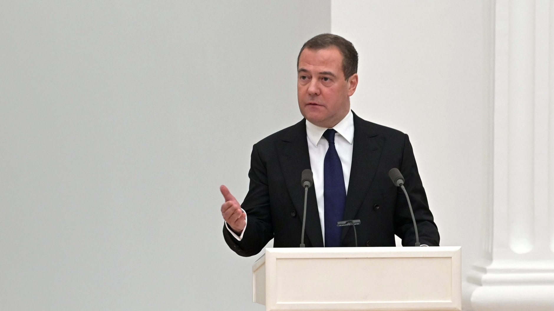 Медведев рассказал об «ударившей в голову» Макрону моче и «недержании речи»