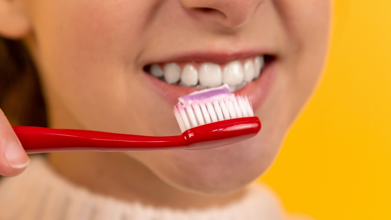 Стоматолог объяснила, почему нельзя чистить зубы сразу после десерта