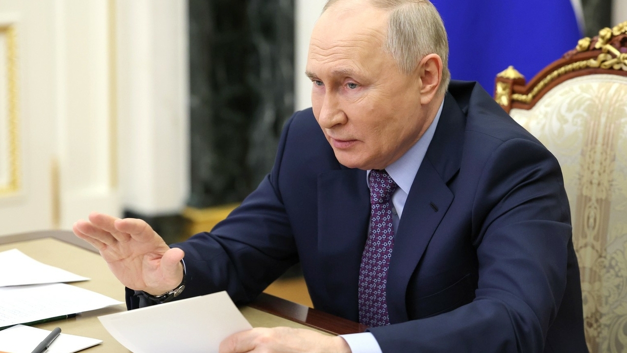 Путин объявил о повышении окладов российским медикам с 1 апреля