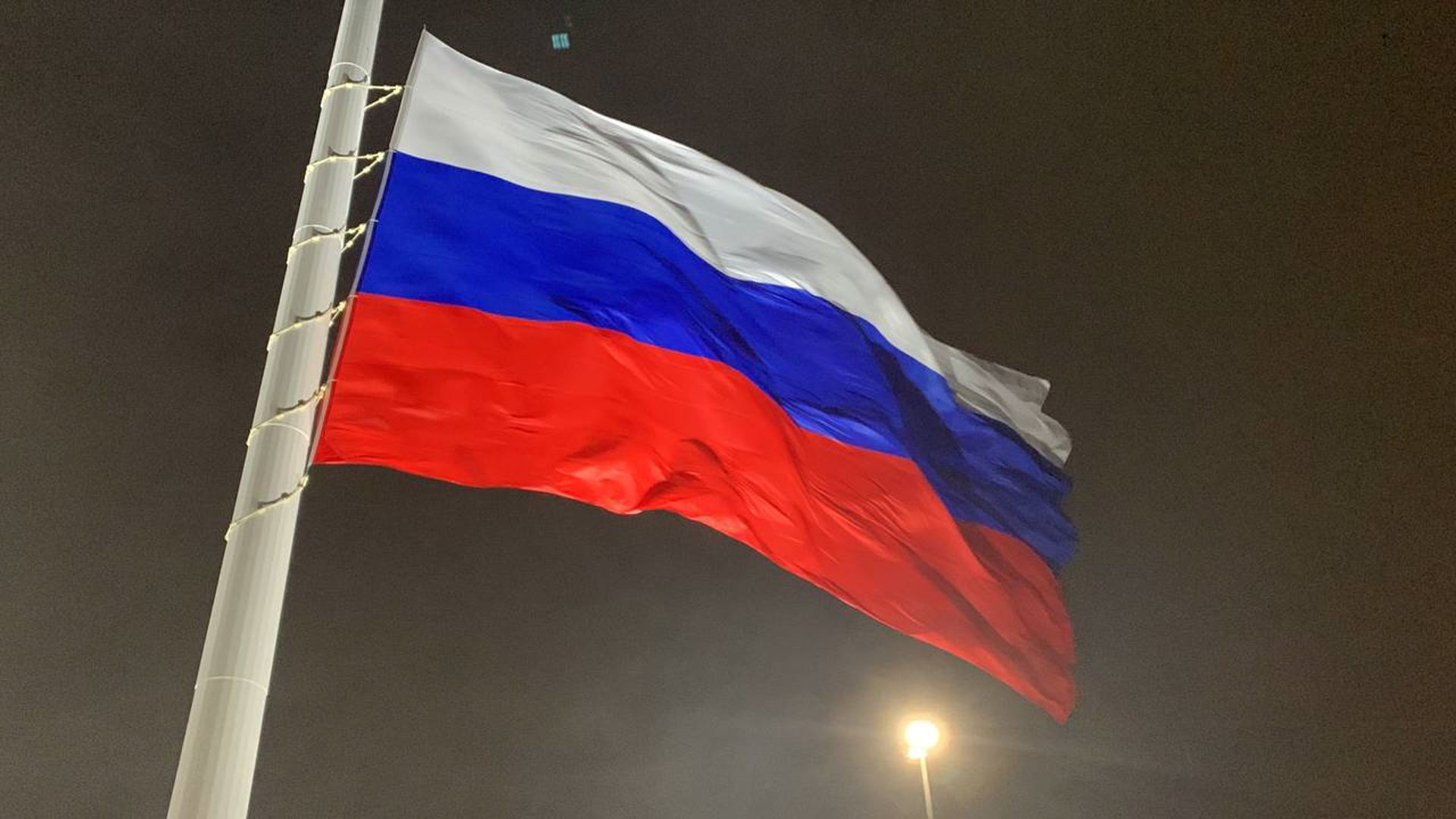 Госдума поддержала обязательный флаг России для детсадов и вузов