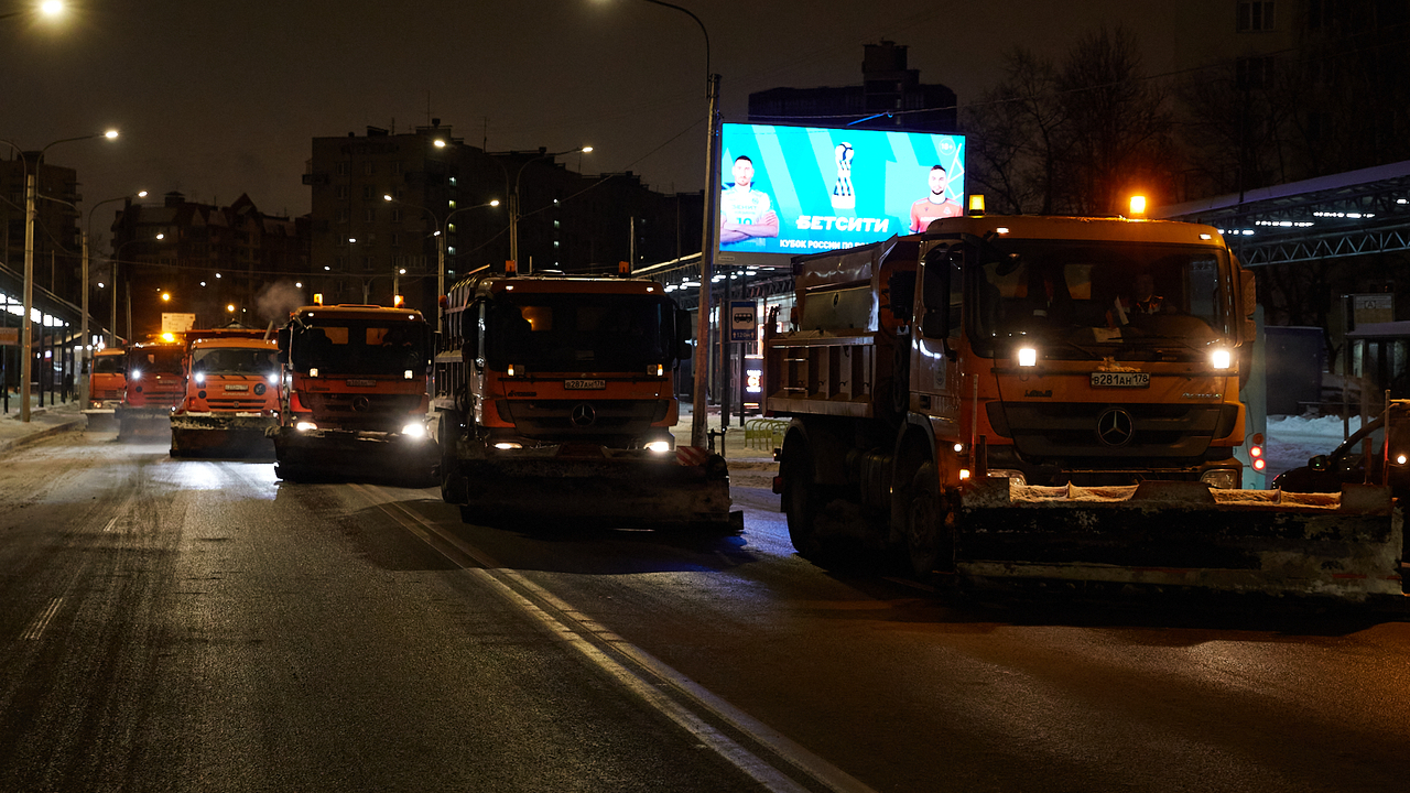 В Петербурге повсеместно проводятся работы по чистке дорог от снега