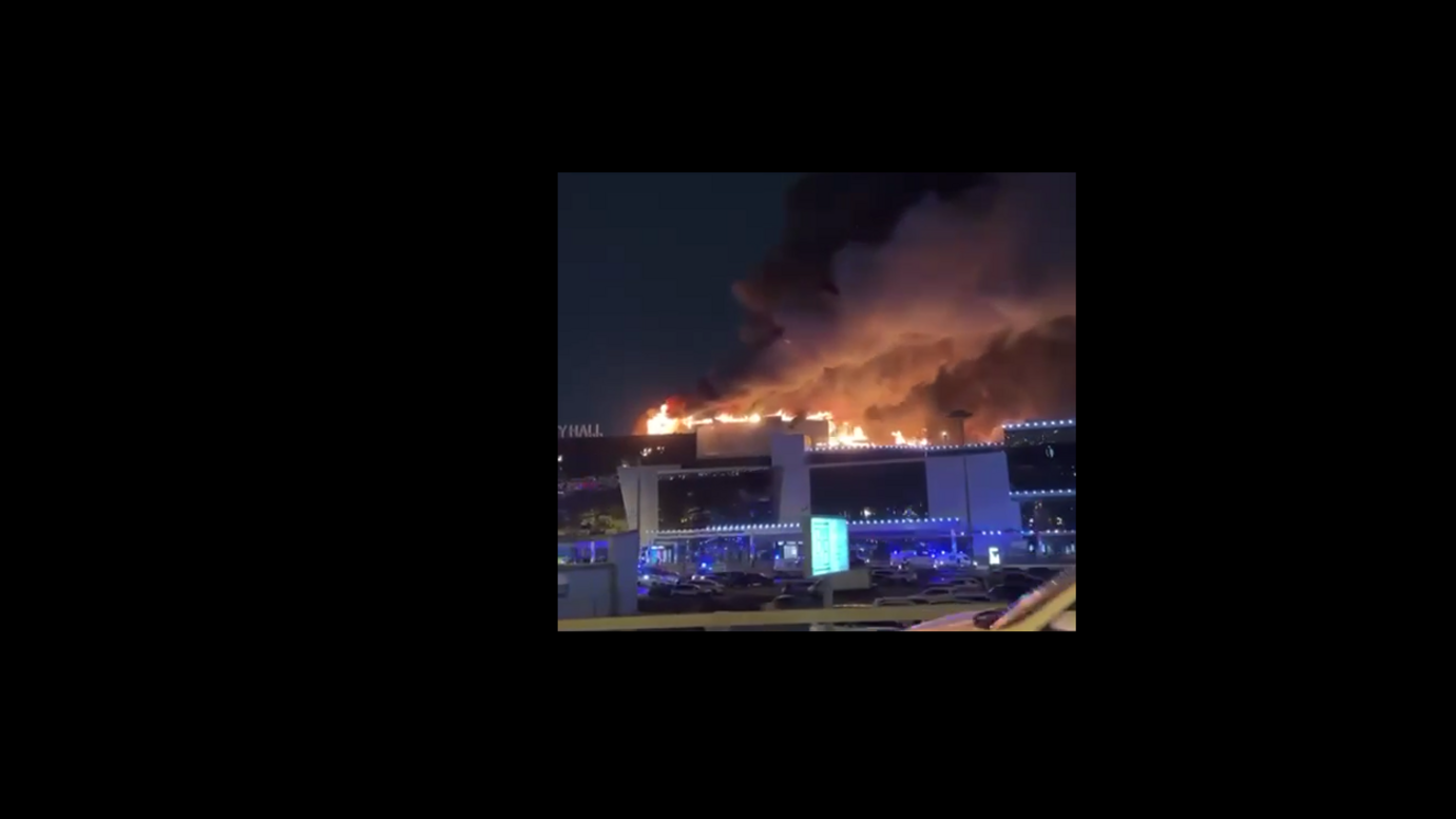 ТАСС: Крыша «Крокус Сити Холла» рушится из-за пожара