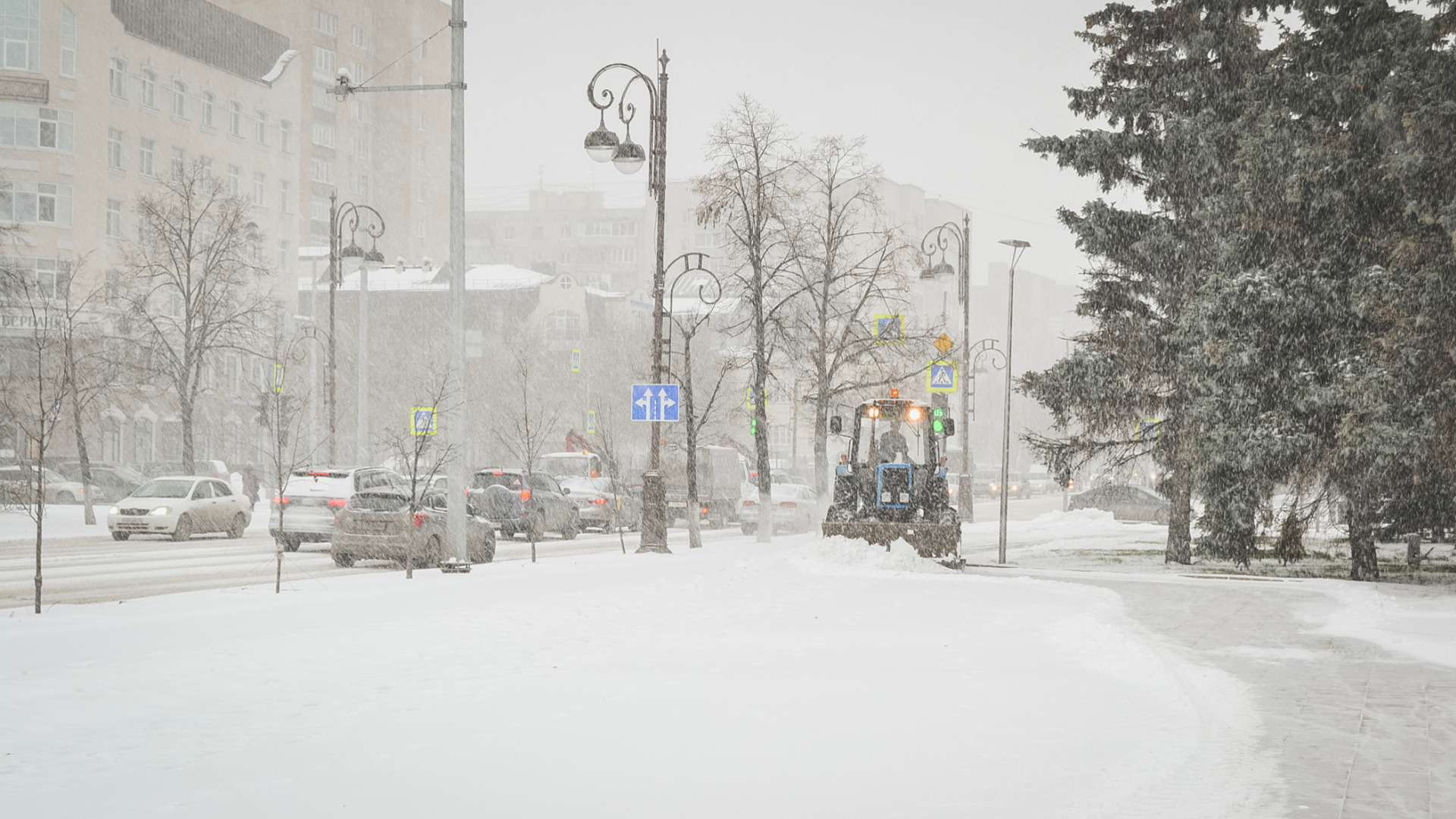 Мощный снегопад накрыл города Урала, 74 тыс. человек остались без света