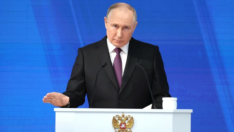 Путин поручил ФСБ искать и наказывать предателей