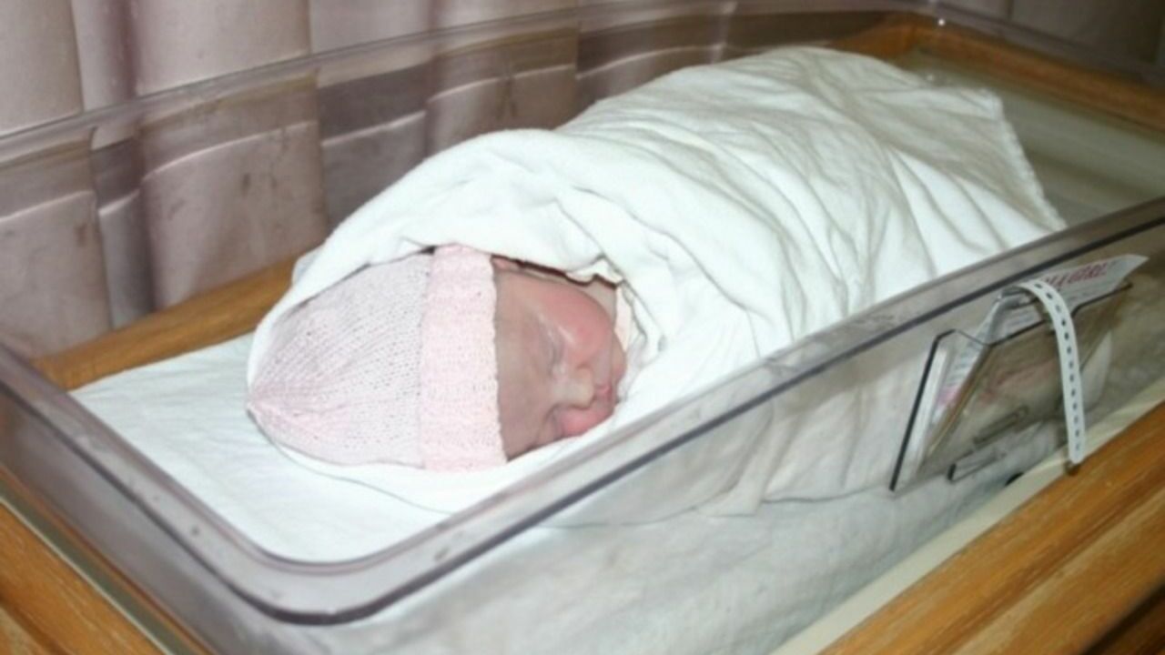 В 15 родильных домах Петербурга свидетельство о рождении ребенка будут выдавать при выписке