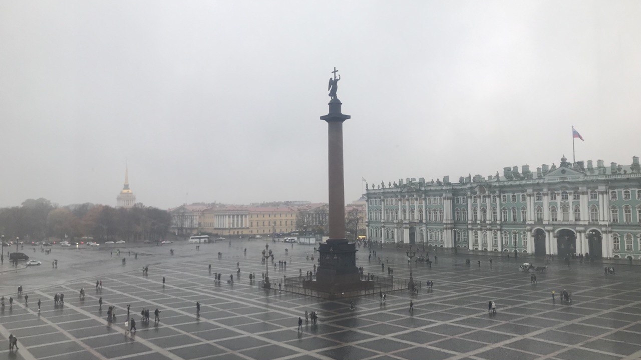 В Петербурге облачно и снег, дует северный ветер