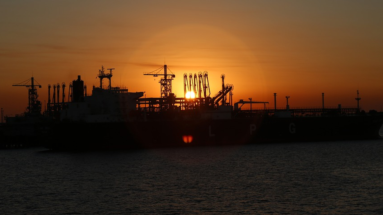 В Албании задержали танкер по подозрению в перевозке российской нефти в обход санкций
