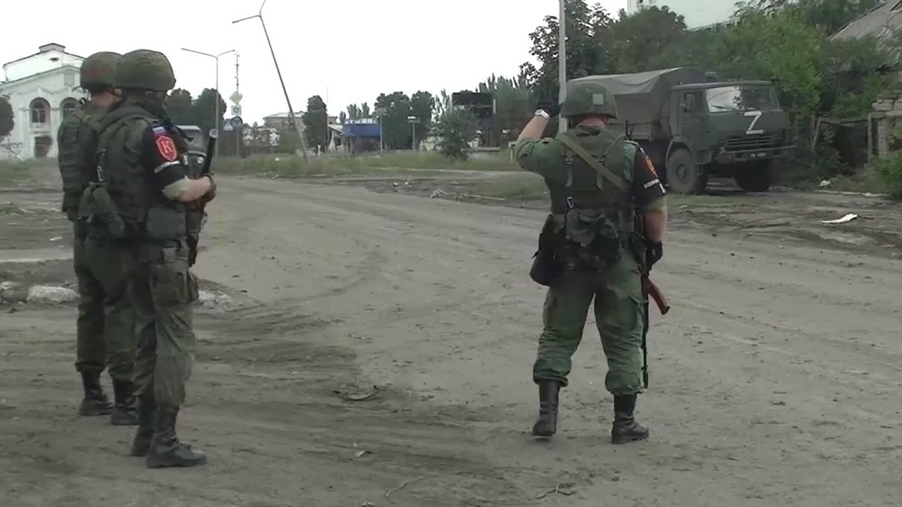 ТАСС: Семь бывших заключенных с оружием сбежали из воинской части в ДНР