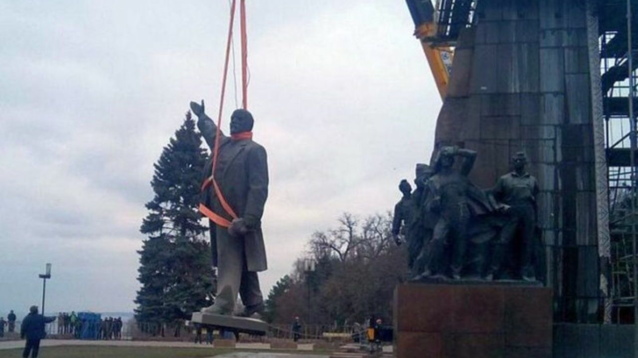 В Запорожье демонтировали памятник Ленину