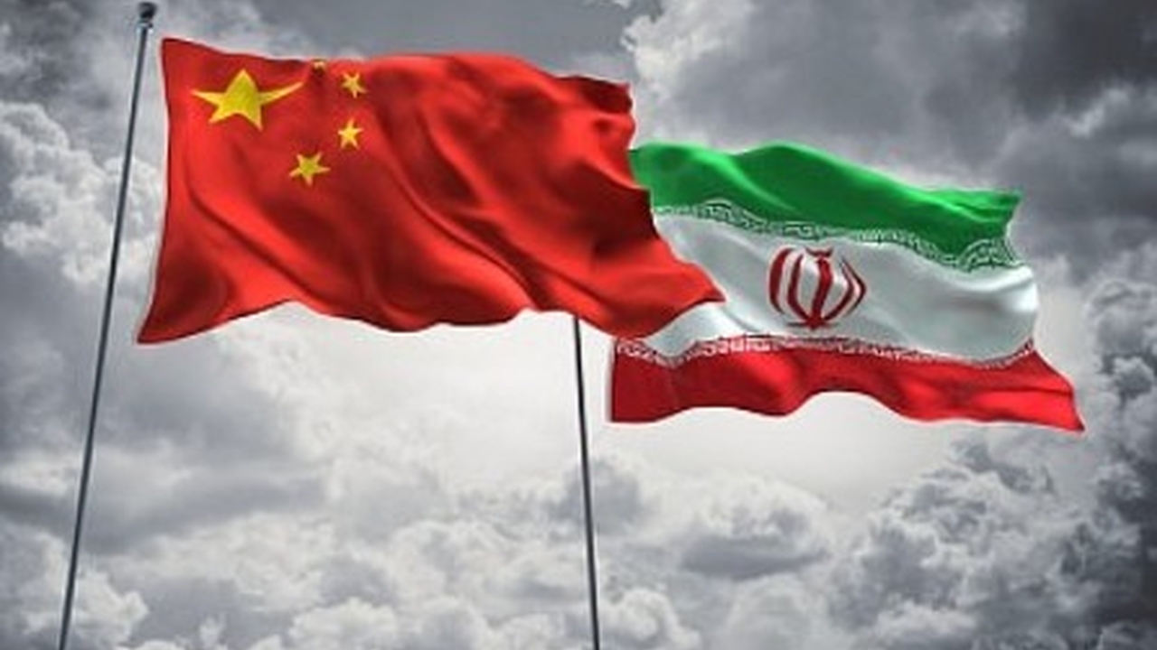 Bloomberg назвал поездку президента Ирана в Китай «сигналом на фоне эскалации с США»