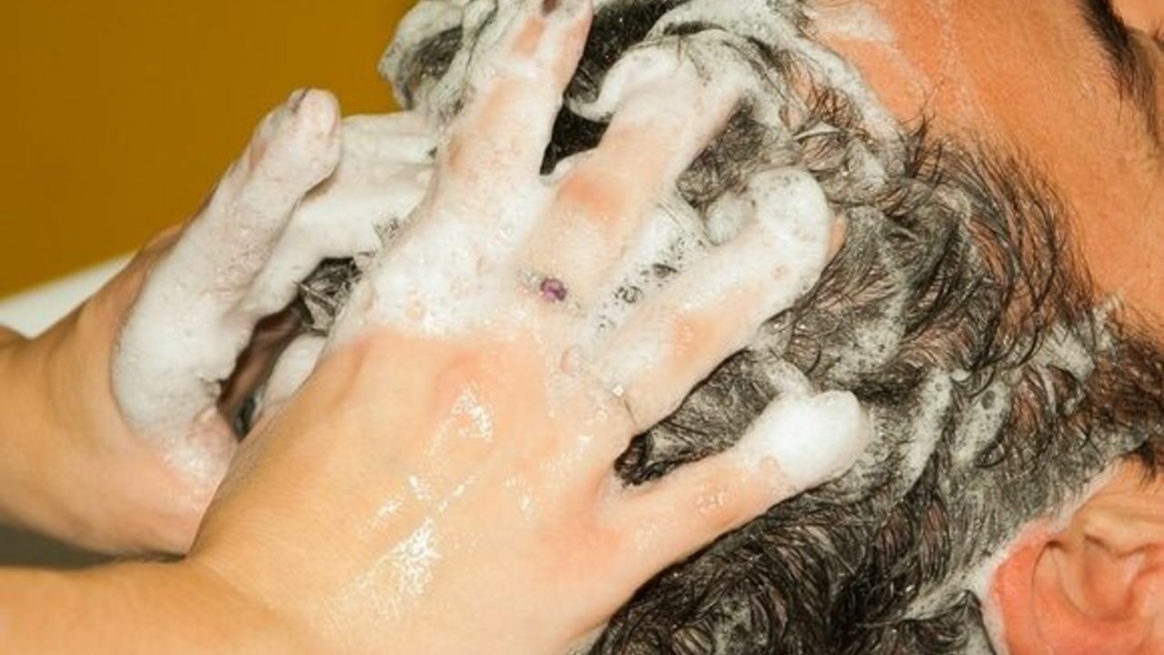 Трихологи наконец рассказали, как часто нужно мыть голову, и раскритиковали «тренировку волос»