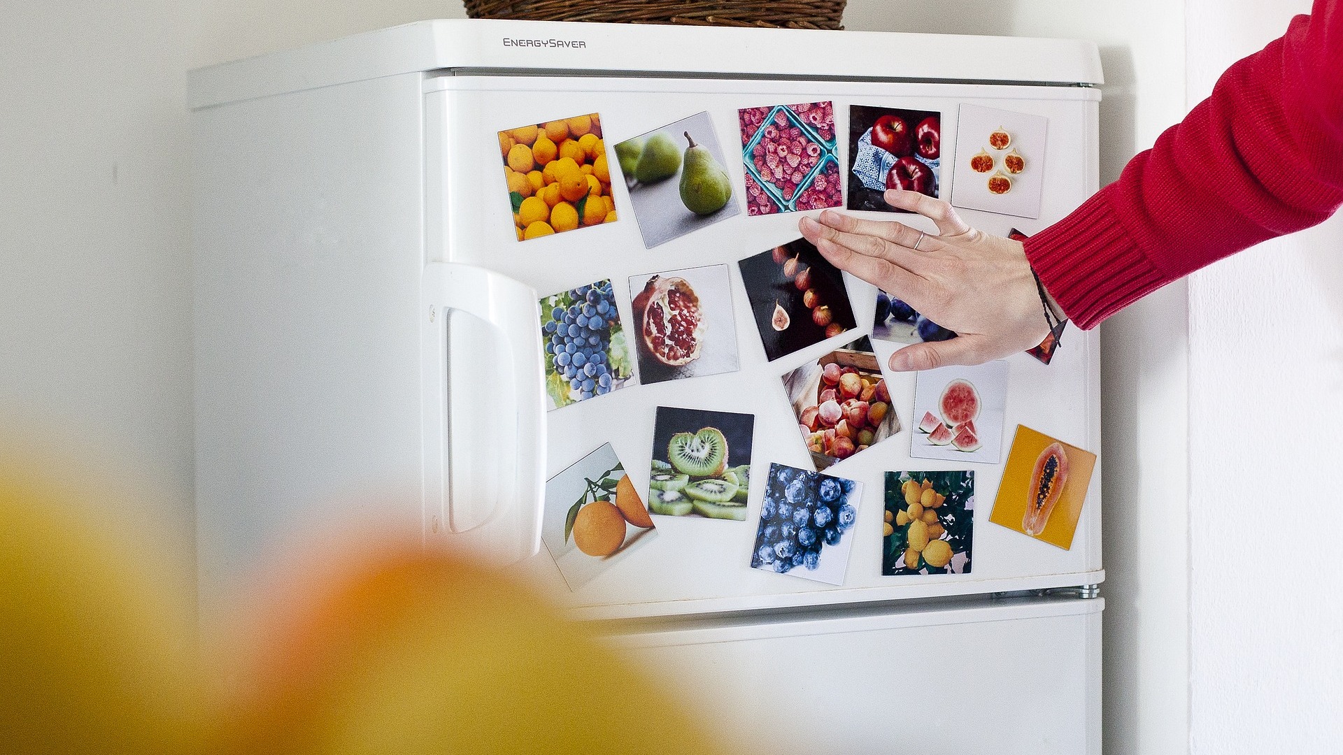 «Делают счастливее»: названа неочевидная польза магнитов на холодильнике