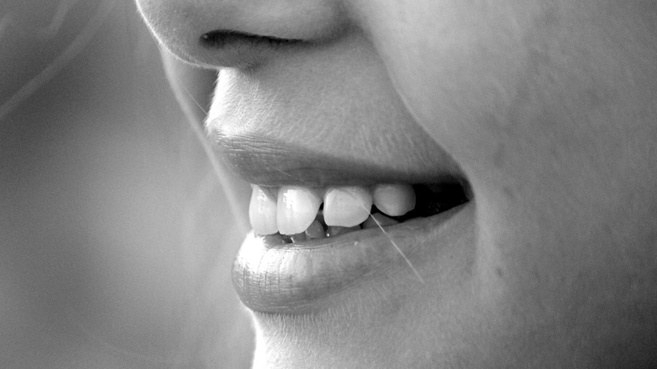 Стоматолог предупредил о неочевидном вреде яблок для здоровья зубов