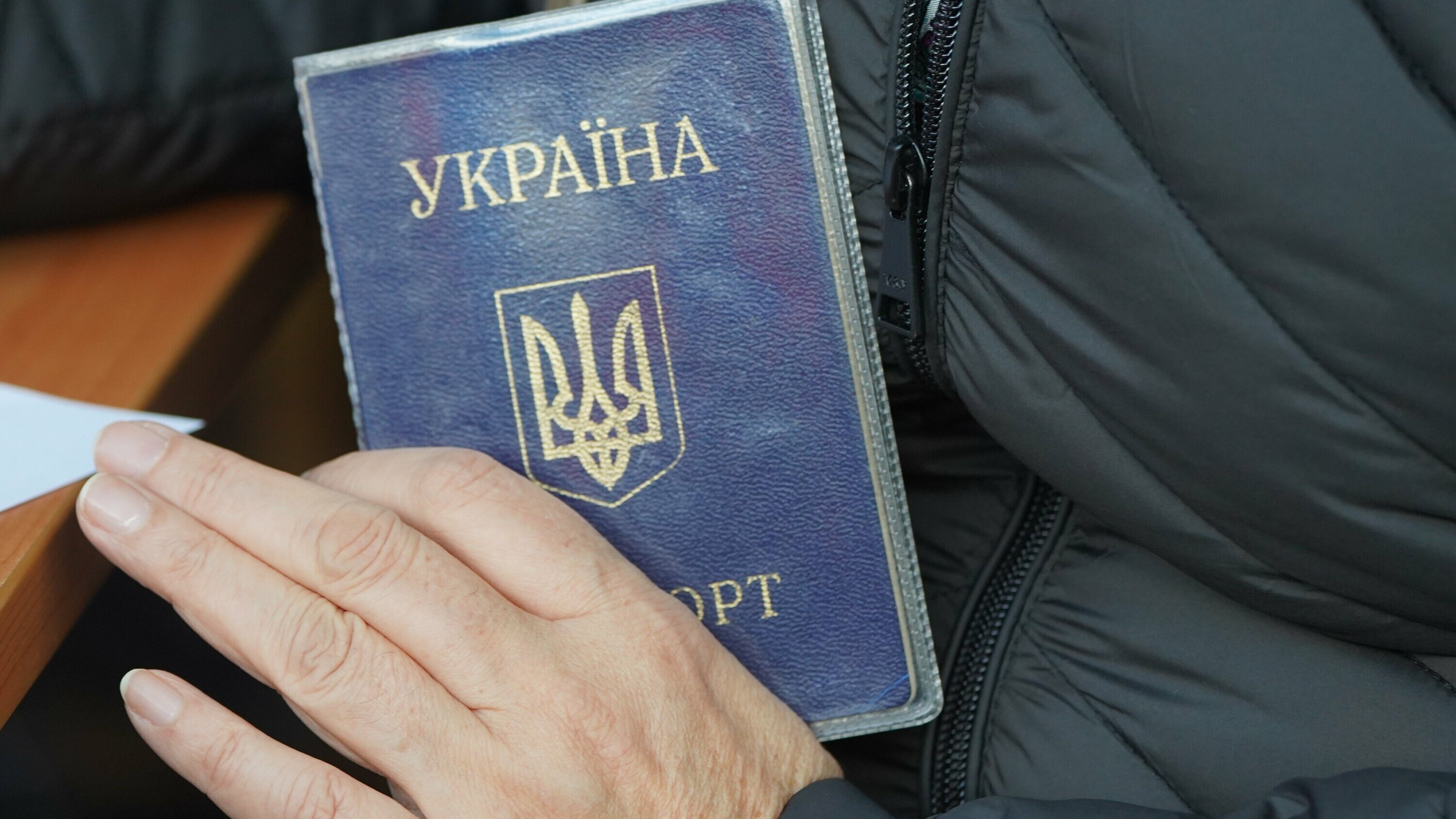Правительство Украины запретило выдачу паспортов мужчинам за границей