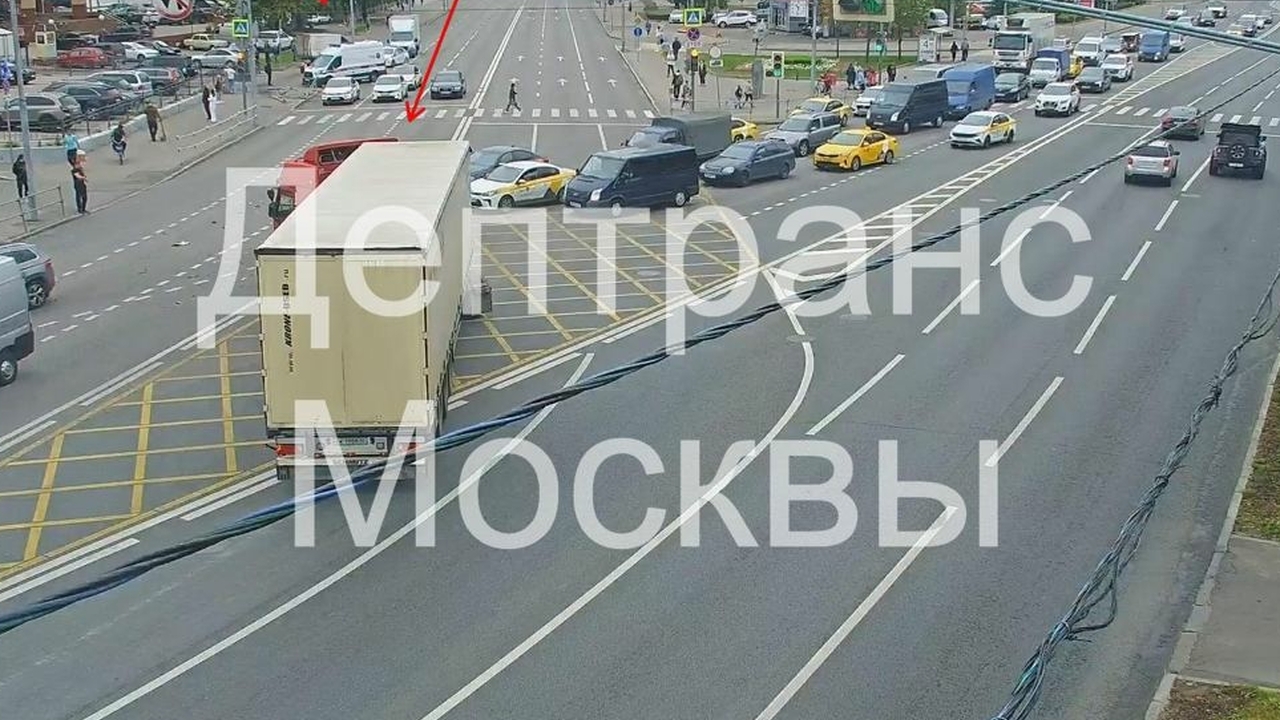 Грузовик вылетел на тротуар в Москве и сбил женщину с ребенком (видео)