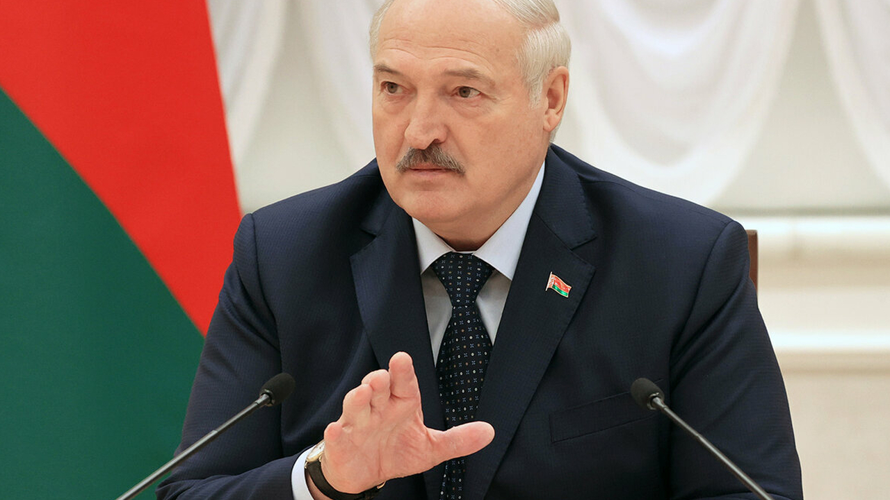 Лукашенко отчитал молодежь за любовь к брендам и предупредил о риске «допрыгаться до Украины»