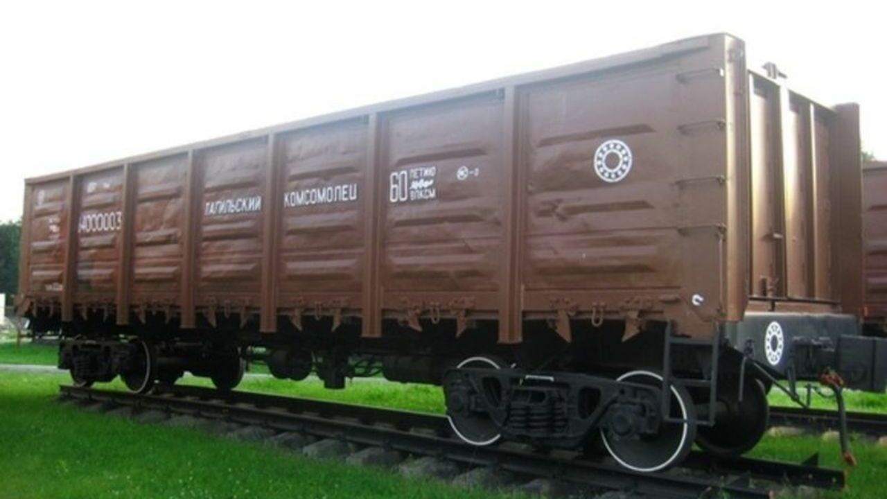 Четыре вагона поезда, перевозившего серу, загорелись на станции под Рязанью (видео)