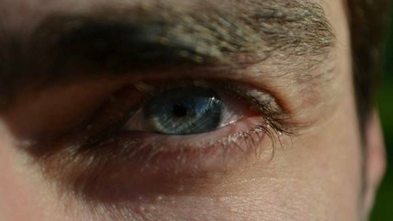 Ученые выяснили, люди с каким цветом глаз чаще всего склонны к алкоголизму