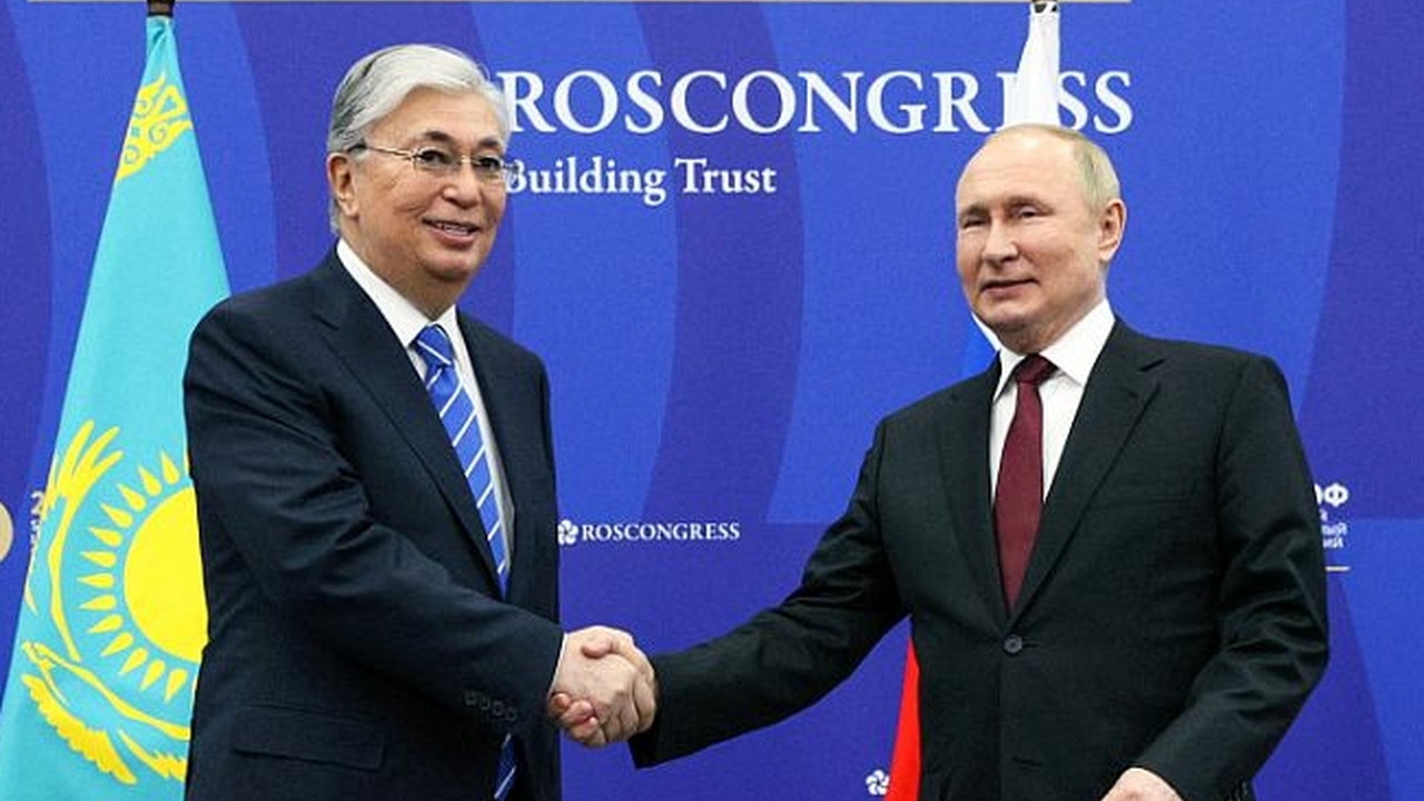 Казахстан прекратил поставки товаров в Россию из-за санкций