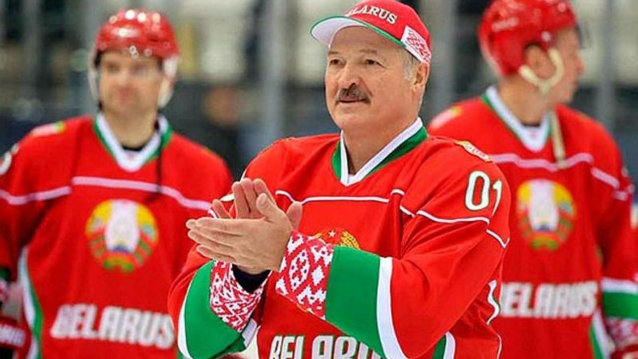 Лукашенко вернулся на лед после травмы (фото)