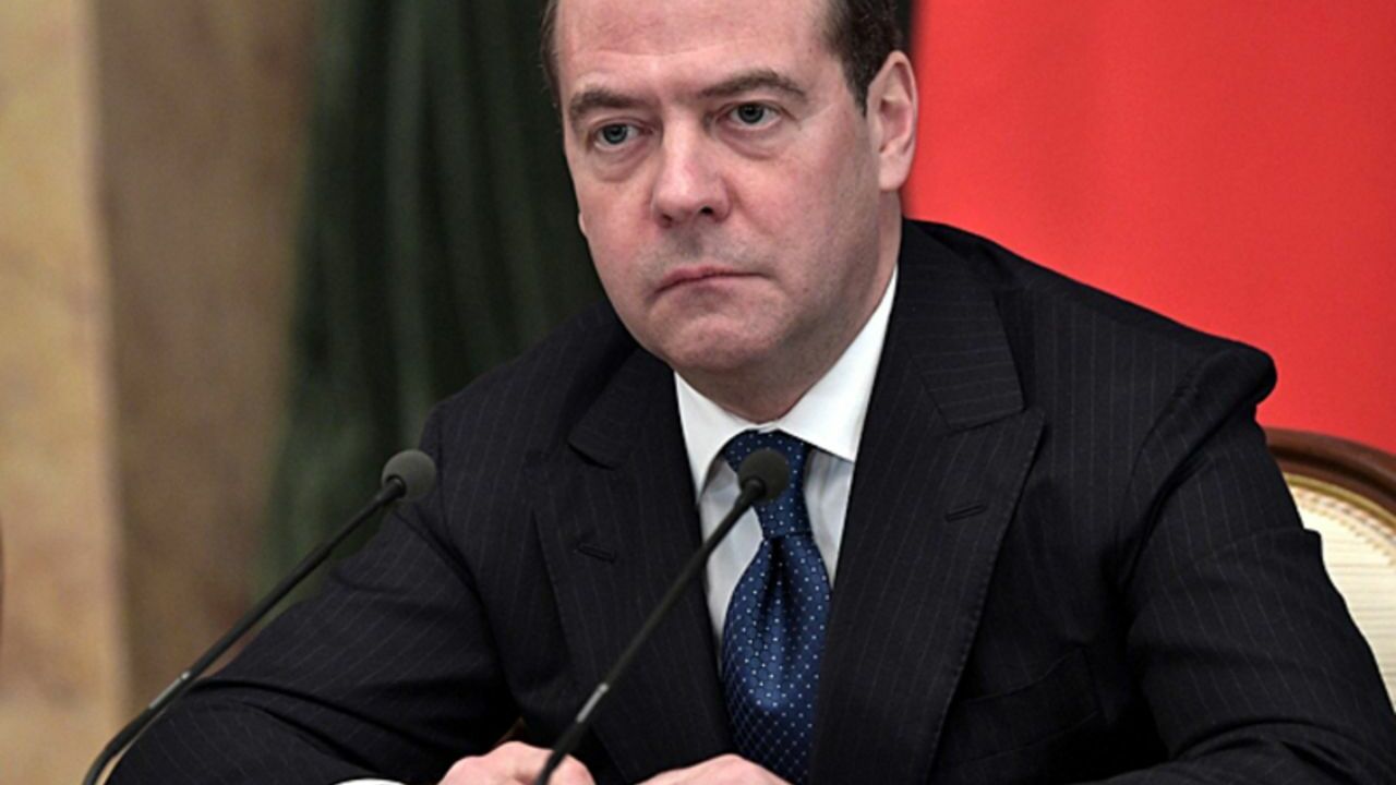 Медведев высказался о реакции Шольца и Сунака, высмеявших интервью Путина Карлсону