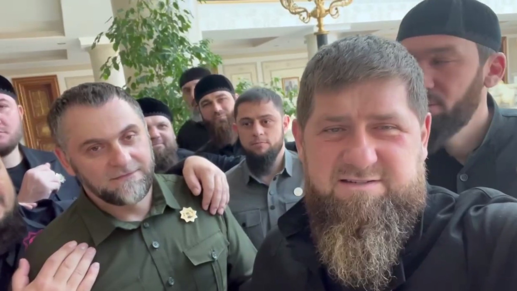 Уложили на асфальт: главу МЧС Чечни задержали в Дагестане