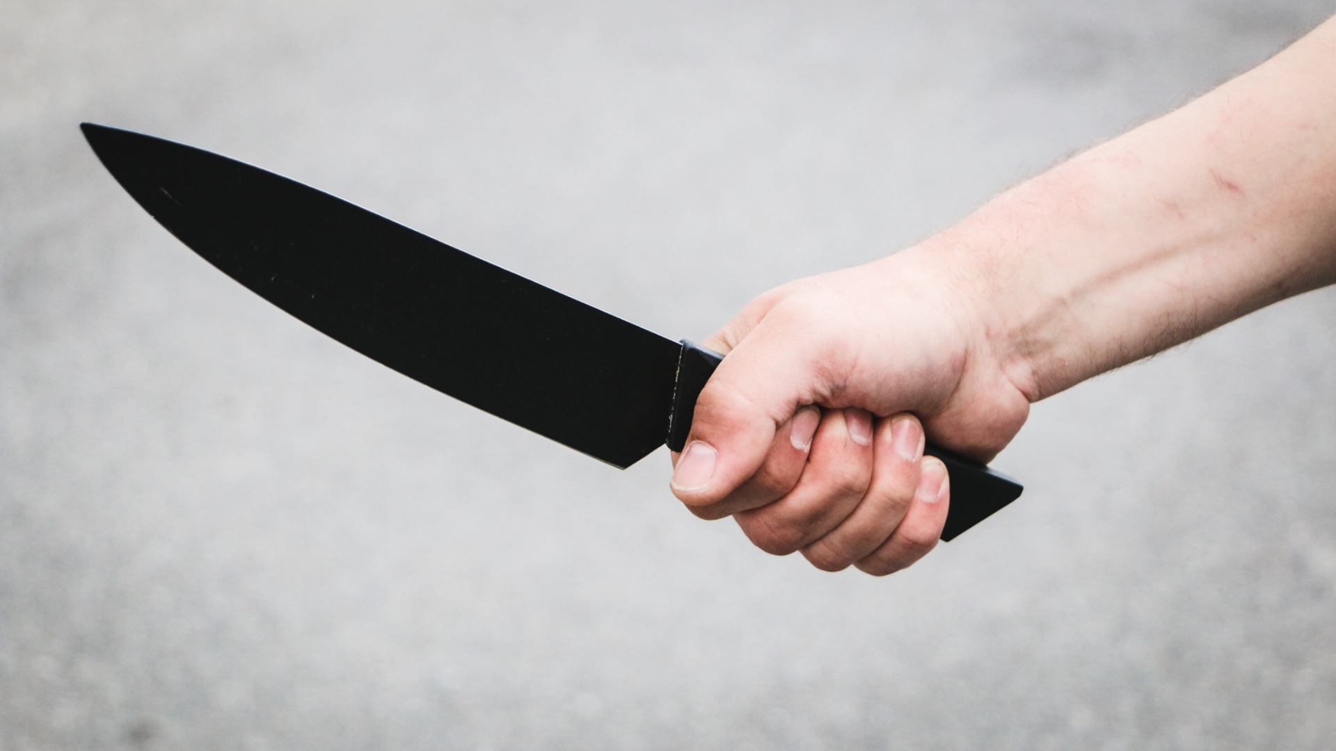 Житель Подмосковья искромсал ножом знакомую и скрылся