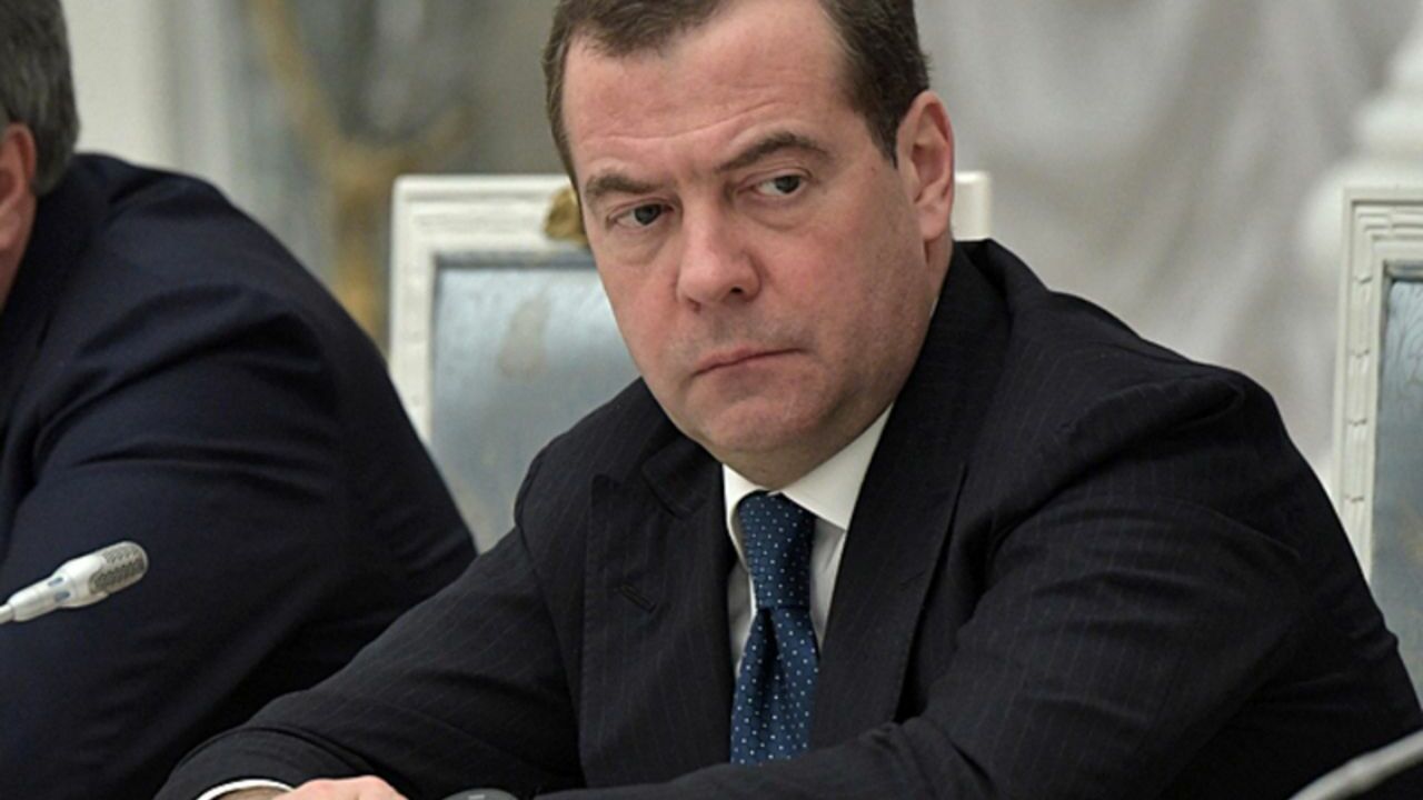 Медведев высказался о Макроне, «хриплом петухе» и «главном птицеводе из-за океана»