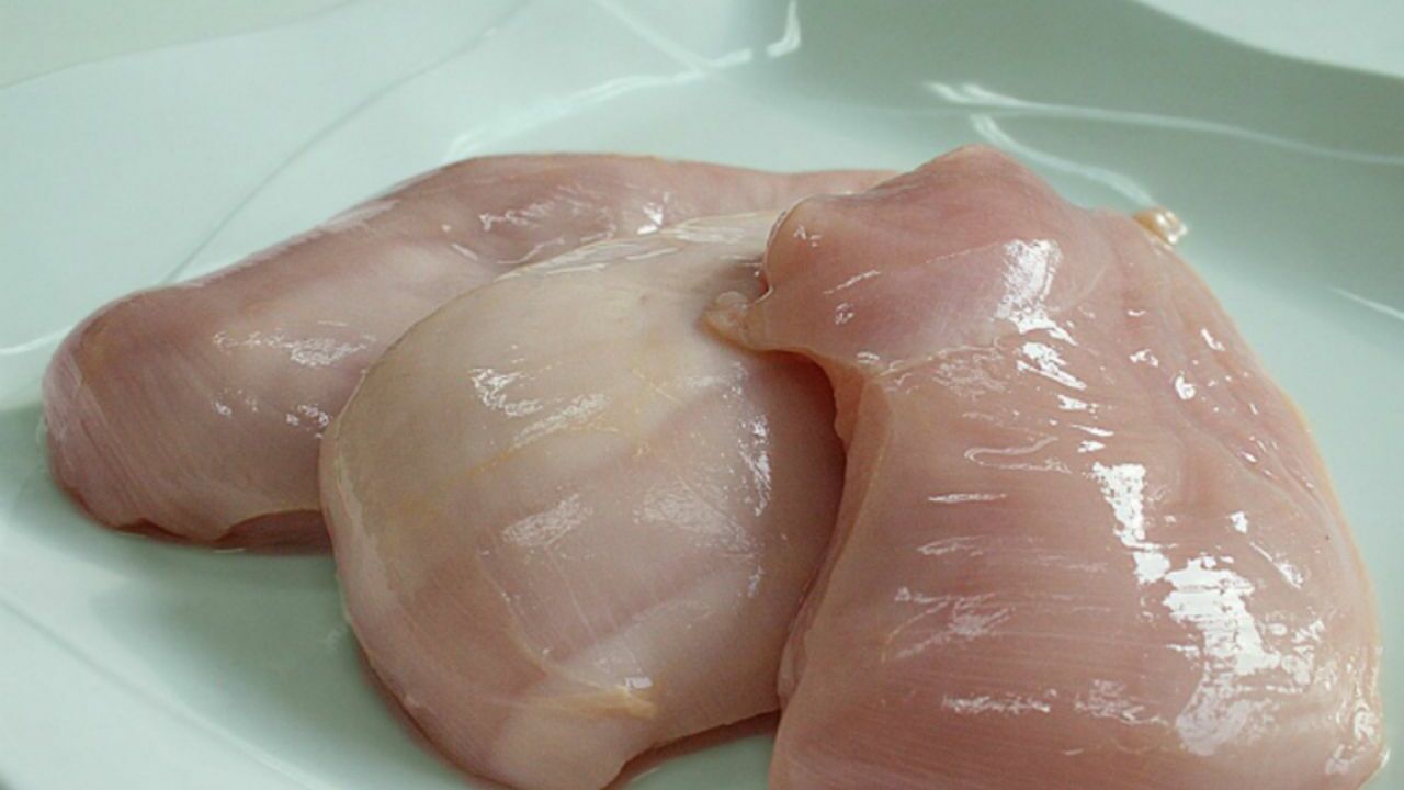 В регионах России из магазинов пропало мясо курицы