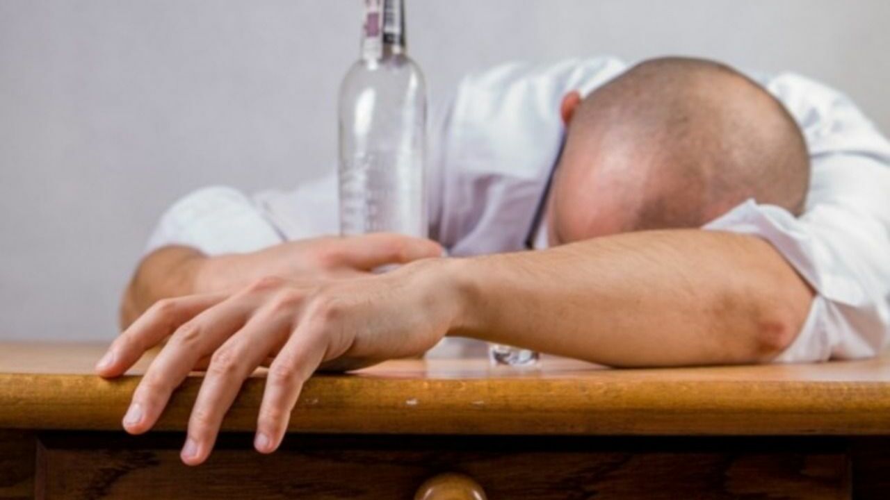 Нарколог перечислил первые признаки алкоголизма