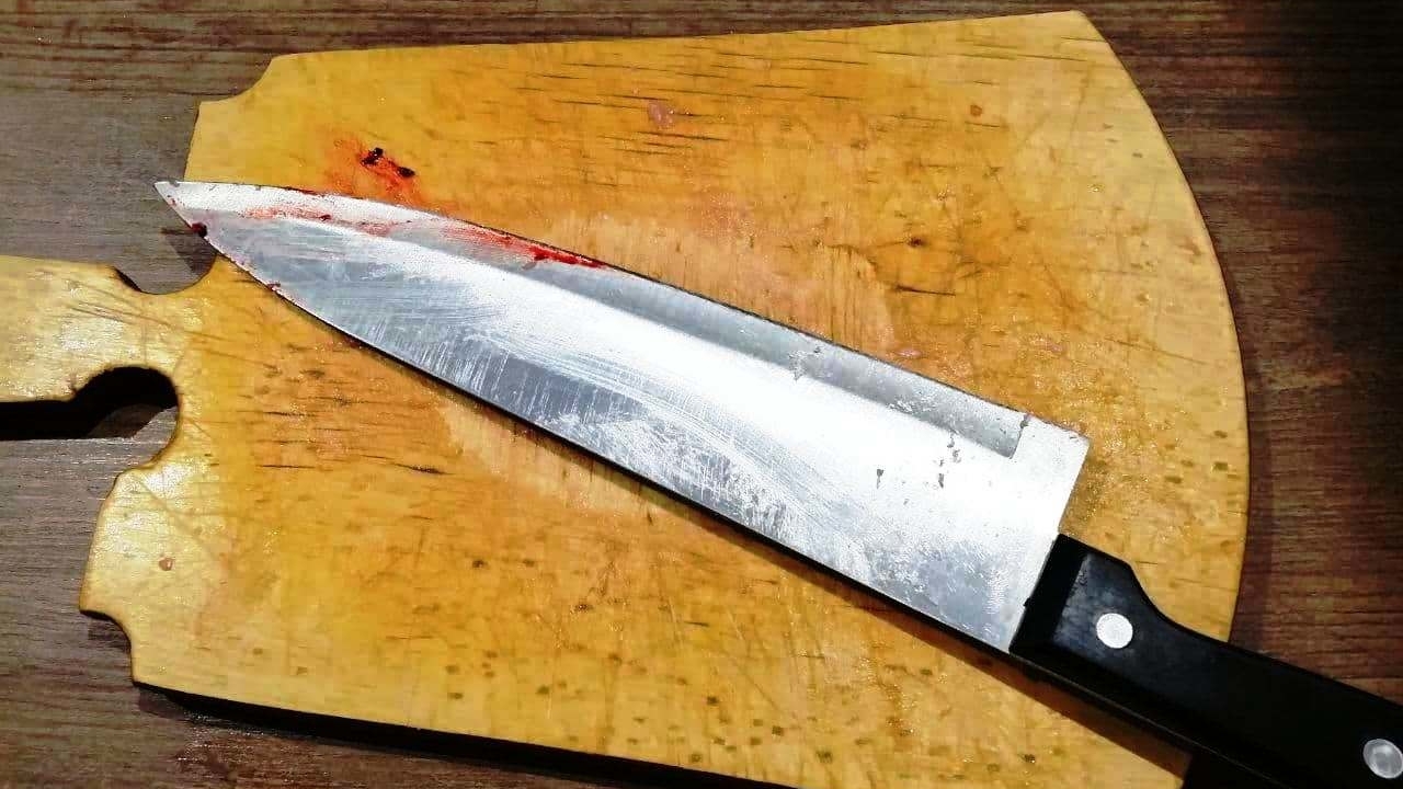 В Омске повар кафе ударил назойливого посетителя ножом в грудь