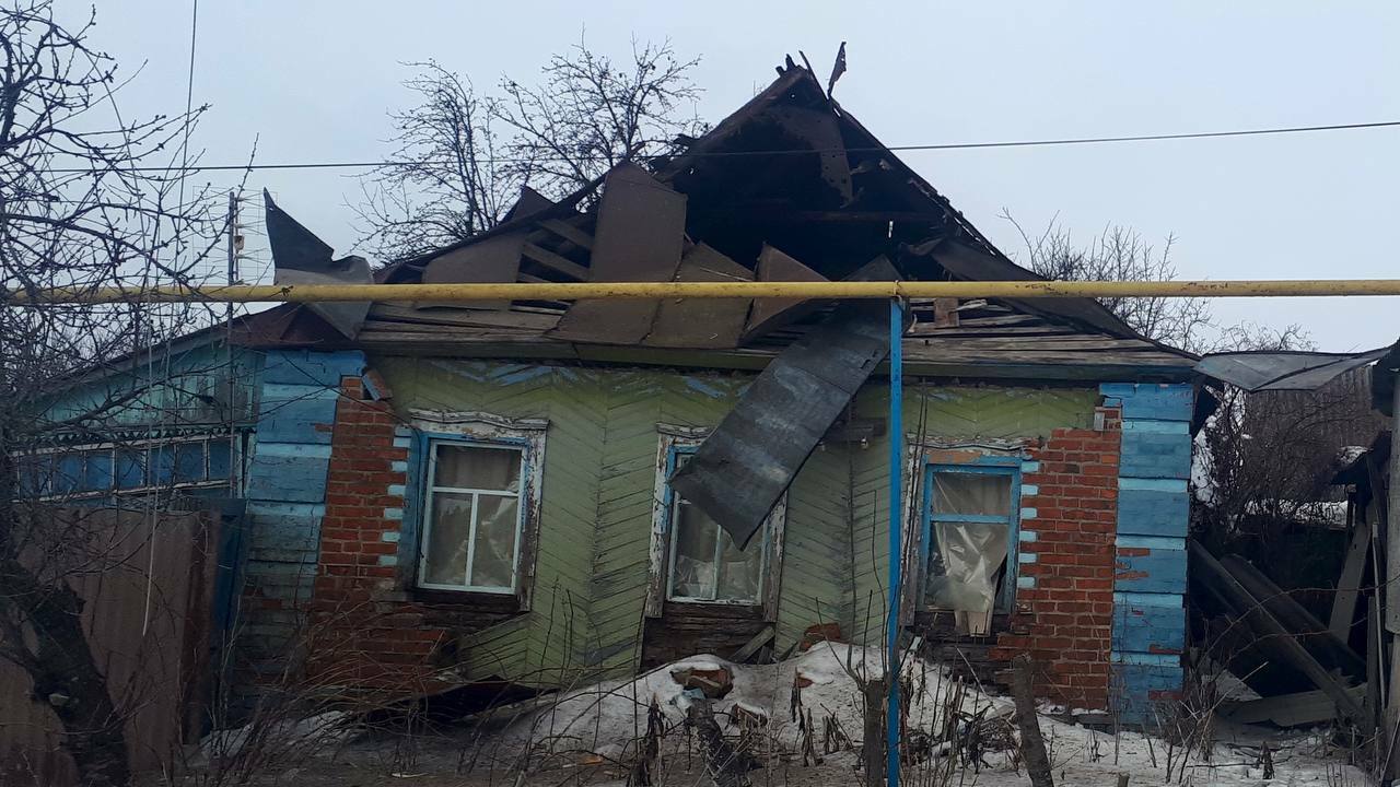 Мужчина получил осколочные ранения при обстреле российского села